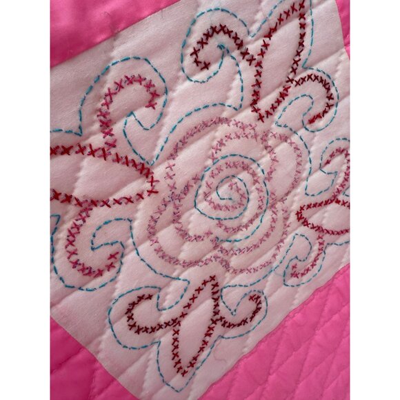 Vintage 60's Fluorescent Pink Quilt With Embroidered Patchwork 90x68" - Picture 13 of 16